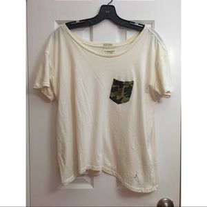 off-white tee with camouflage pocket • M